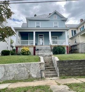 625 Elm Ave SE