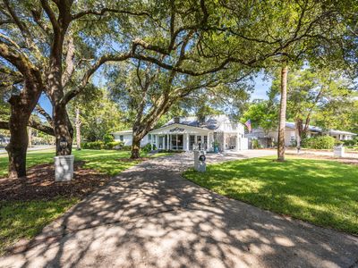 2 Bay Dr NE