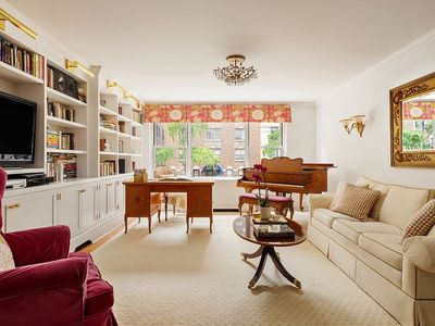 114 E 72nd St APT 2A
