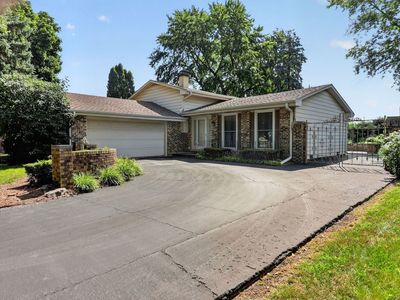 24W635 Woodcrest Dr