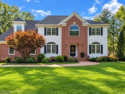 8 Chaucer Dr