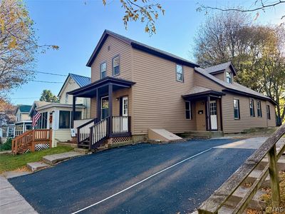 106 E 10th St