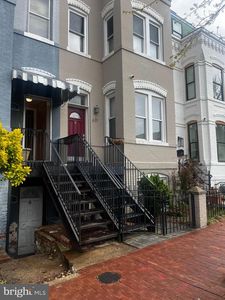 633 10th St NE