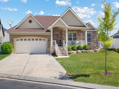 927 Iris Ln