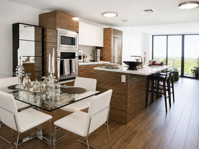 460 NE 28th St APT 802