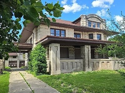 836 W Stephenson St