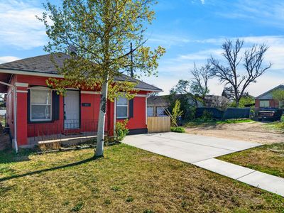 907 W Pershing Blvd