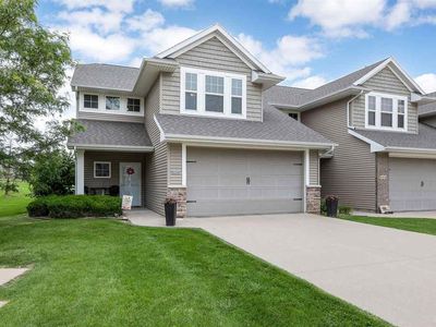 Property at 402 Cimarron Dr, Hiawatha, IA