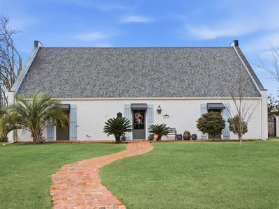 2032 Charvais Dr