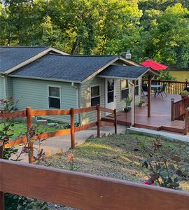 110 Lakeshore Ln