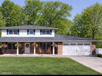 2106 Julie Ln