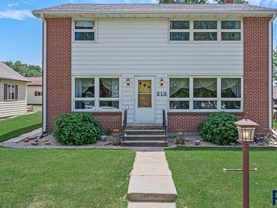 213 2nd St E