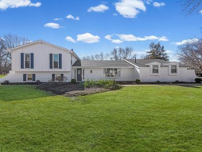 Property at 19 Golfview Ln, Lake Barrington, IL