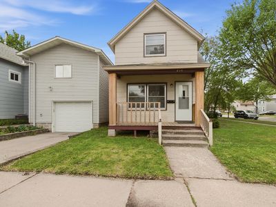 256 Rose Ave W