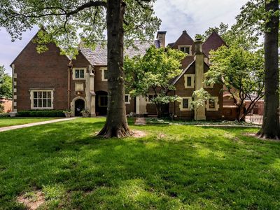 320 N Belmont Ave
