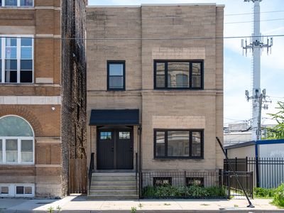 2753 W Chicago Ave