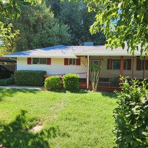 1075 Hedge Ave