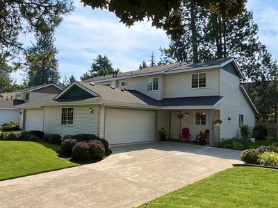 302 E Knotty Pine Ln