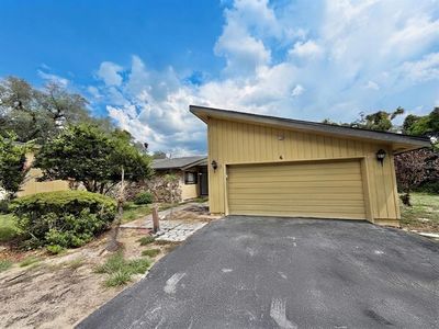 6 Robyn Ln