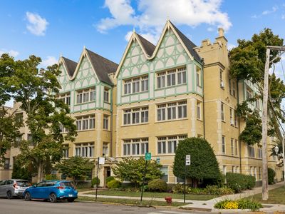 2202 W Granville Ave APT 1