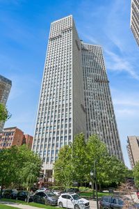 2626 N Lakeview Ave APT 302