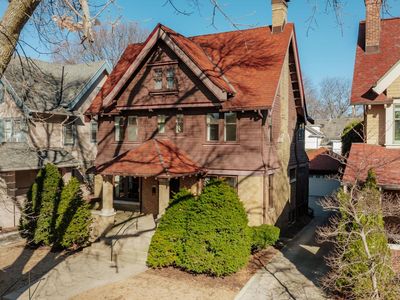 3028 North Hackett AVENUE