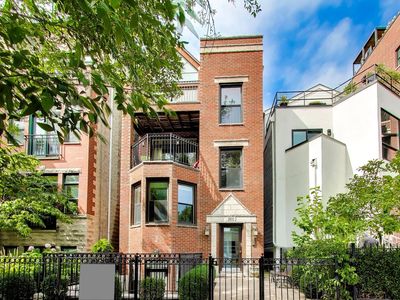 2032 N Burling St #3