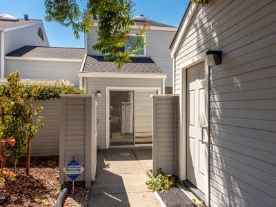 2324 Lakeview Drive