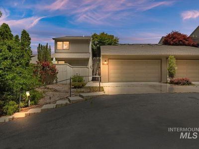 936 E Curling Dr