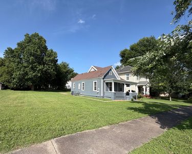 109 E 7th St