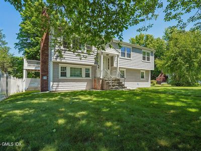 11 Stuart Dr