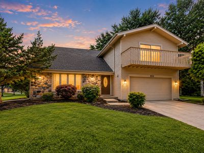 Property at 852 Woodmar Dr, Crystal Lake, IL