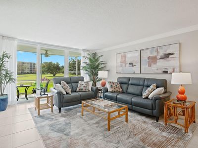 3700 Oaks Clubhouse Drive #106