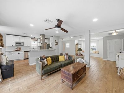 3037 Longwood Ln