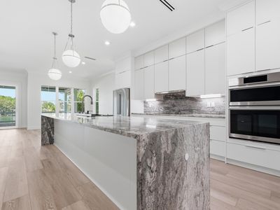 8 Yacht Club Dr NE