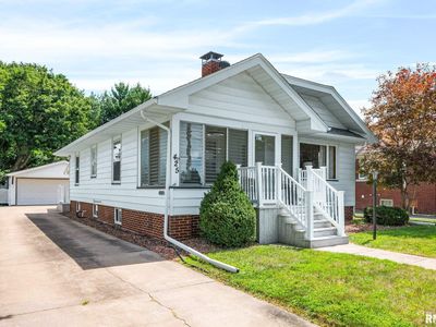 425 Hawkinson Ave