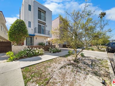 319 S Serrano Ave