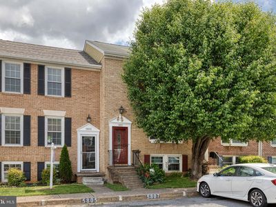 5807 Richardson Mews Sq