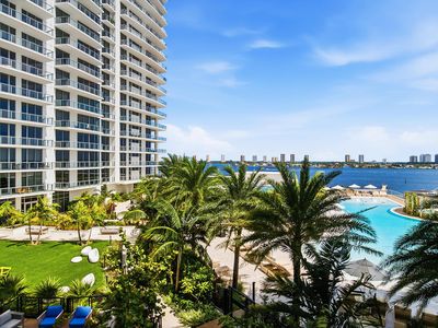 220 Lake Shore Drive #804