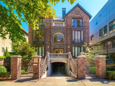 1122 Broadway E #301