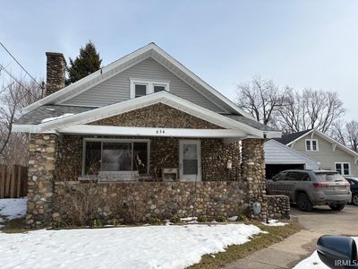 654 James St
