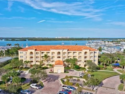 38 Harbour Isle Dr #104