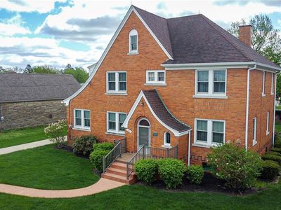 221 E Muntz Ave