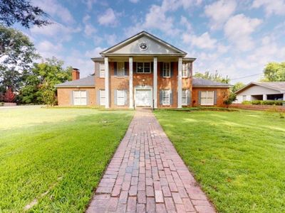 1748 Croom Dr