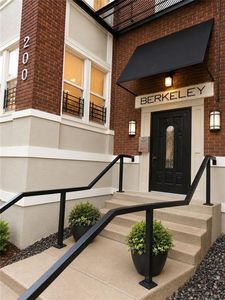 200 E 43rd St APT 103