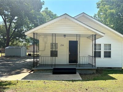 216 E East St