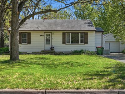 740 Manor Dr NE
