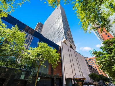 111 E Chestnut St APT 21F
