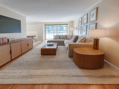 300 E 40th St APT 21R