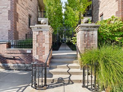 450 E Ohio St APT 202